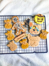Load image into Gallery viewer, HOWLOWEEN Biscuit Box

